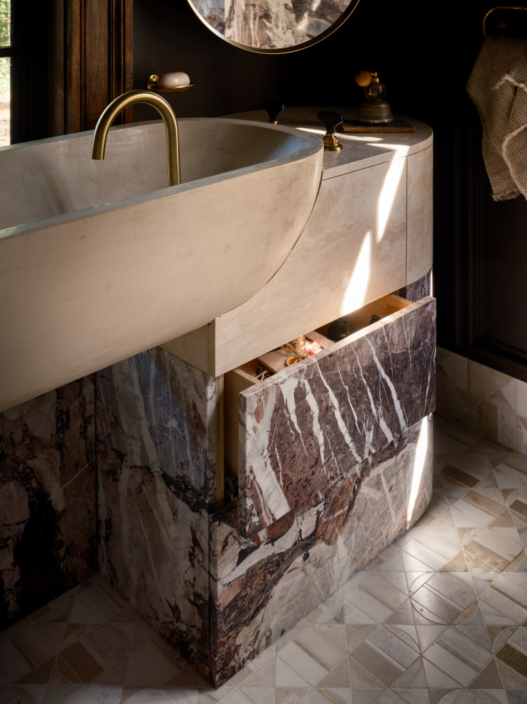 Foto de cuarto de baño principal, doble y a medida tradicional renovado con paredes marrones, suelo con mosaicos de baldosas, encimera de granito, encimeras blancas y lavabo de seno grande