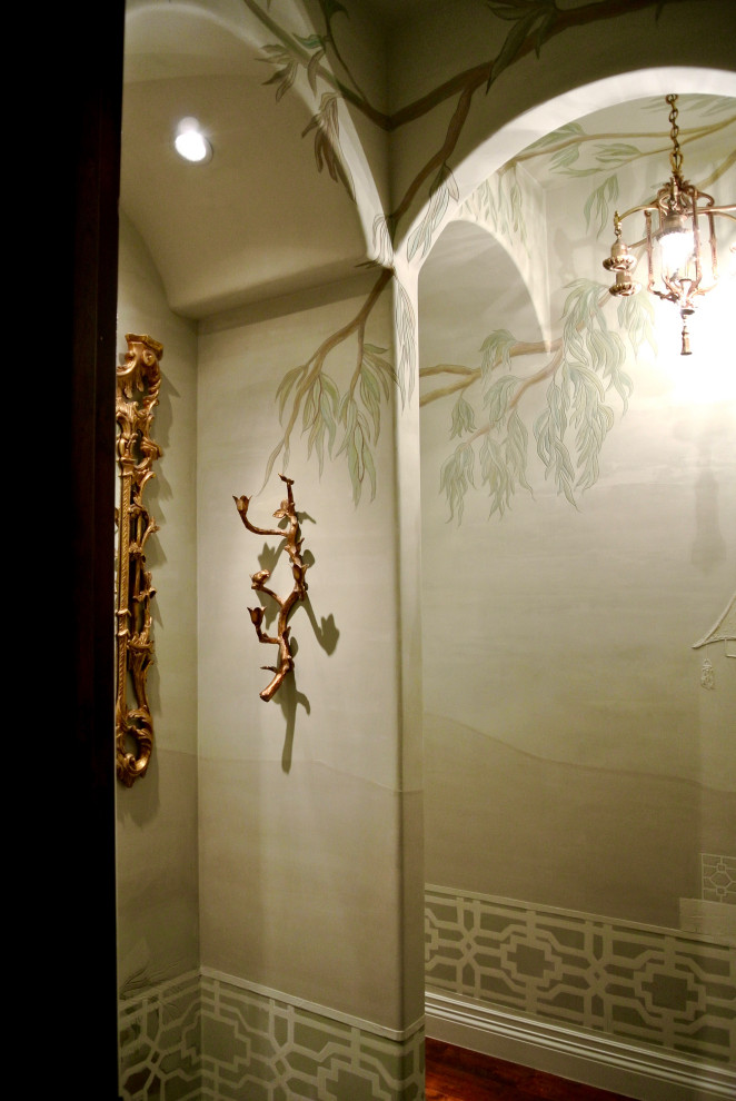 Inspiration för ett litet orientaliskt grön grönt toalett, med möbel-liknande, skåp i mörkt trä, gröna väggar, mellanmörkt trägolv, ett fristående handfat, bänkskiva i glas och brunt golv