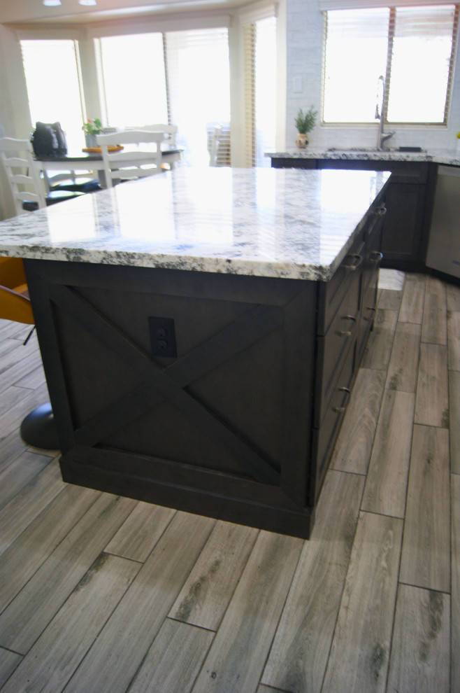 Example of a minimalist kitchen design in Phoenix