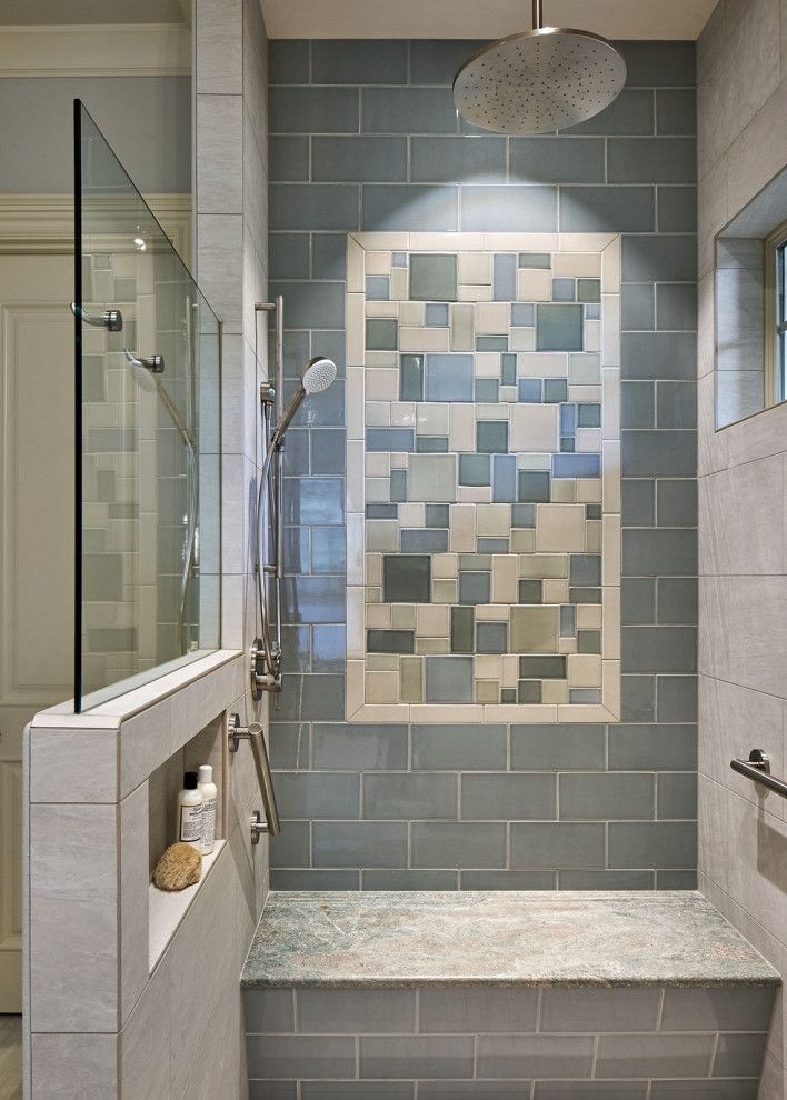 Inspiration för ett stort lantligt flerfärgad flerfärgat en-suite badrum, med luckor med infälld panel, blå skåp, ett fristående badkar, en kantlös dusch, flerfärgad kakel, porslinskakel, grå väggar, klinkergolv i porslin, ett undermonterad handfat, granitbänkskiva, grått golv och med dusch som är öppen
