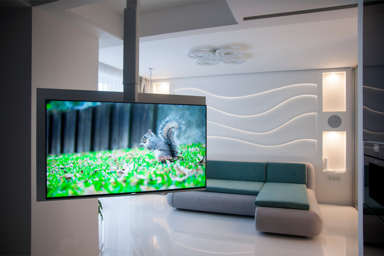 ТВ, повернутый в сторону кухни