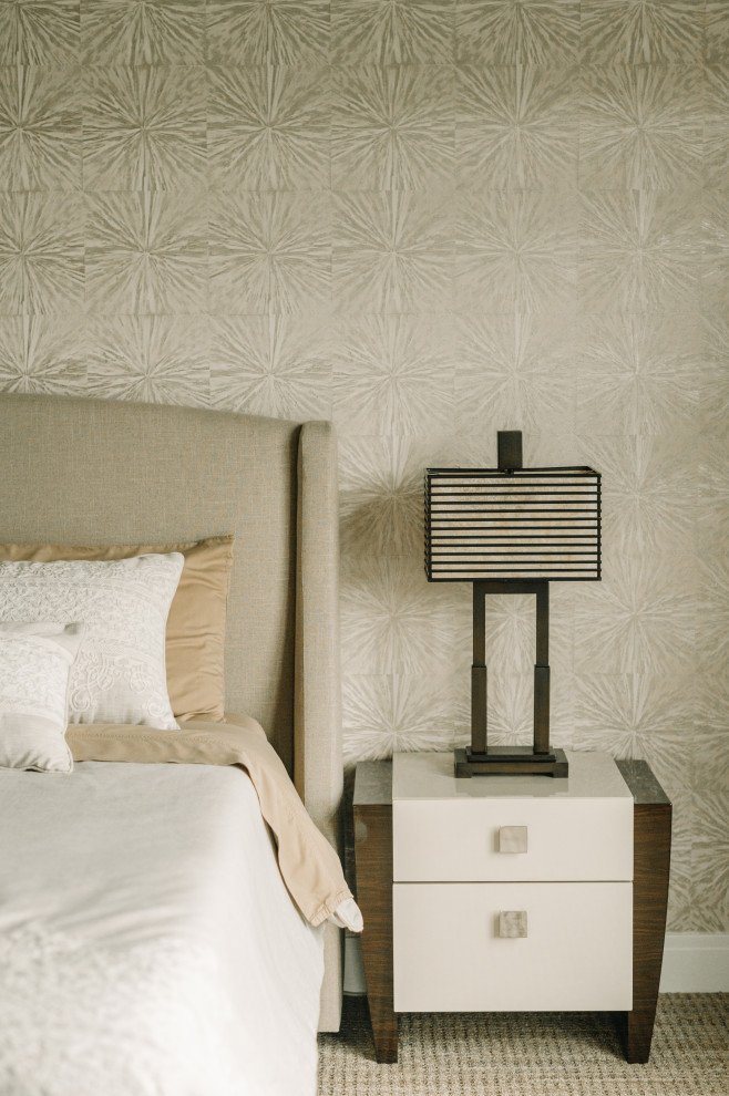 Modelo de dormitorio principal clásico renovado de tamaño medio con paredes beige, moqueta y papel pintado