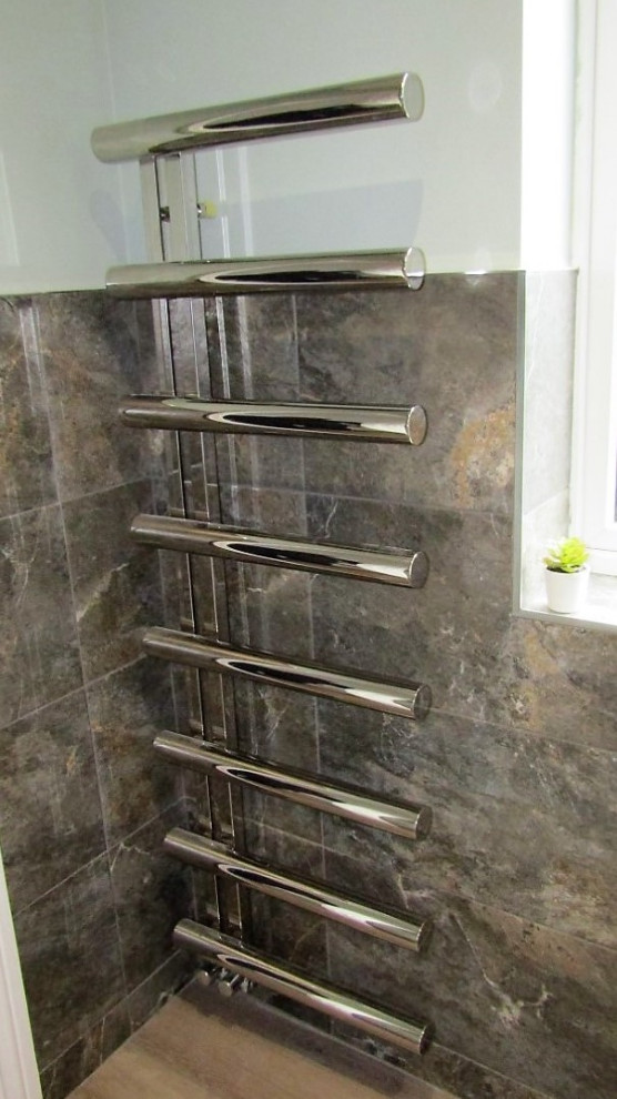 Exempel på ett mellanstort modernt en-suite badrum, med släta luckor, grå skåp, en öppen dusch, en toalettstol med separat cisternkåpa, flerfärgad kakel, porslinskakel, grå väggar och dusch med skjutdörr