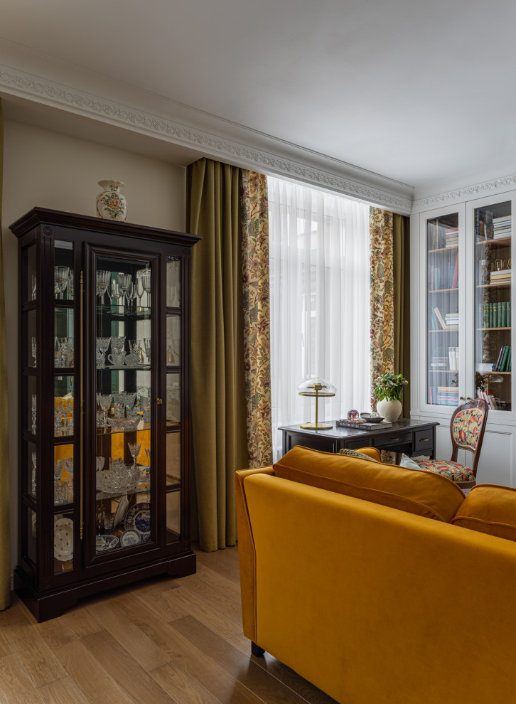 Свежая идея для дизайна: открытая гостиная комната среднего размера в классическом стиле с с книжными шкафами и полками, желтыми стенами, паркетным полом среднего тона, телевизором на стене и бежевым полом - отличное фото интерьера