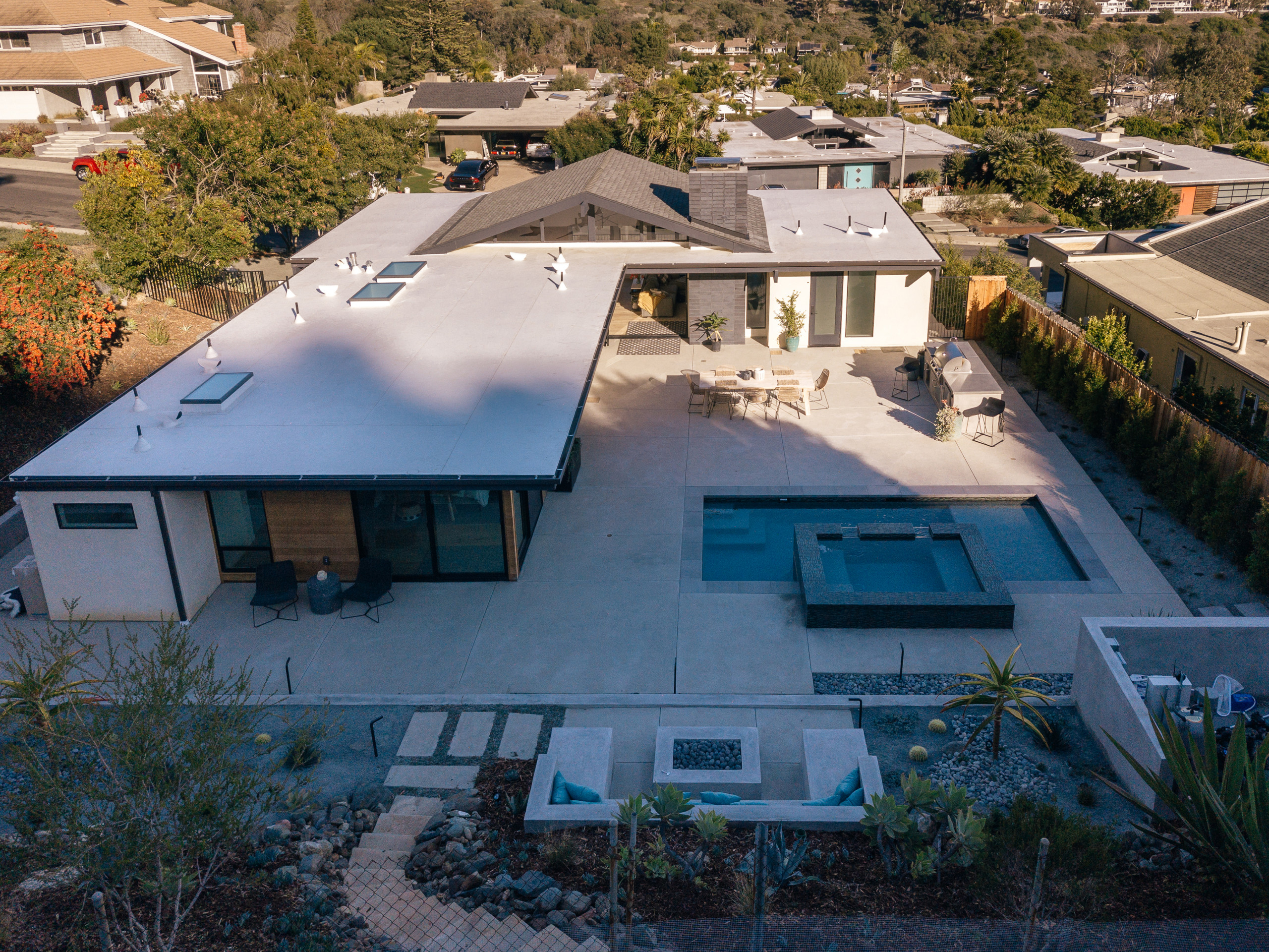 おしゃれな白い屋根の家の画像 21年9月 Houzz ハウズ