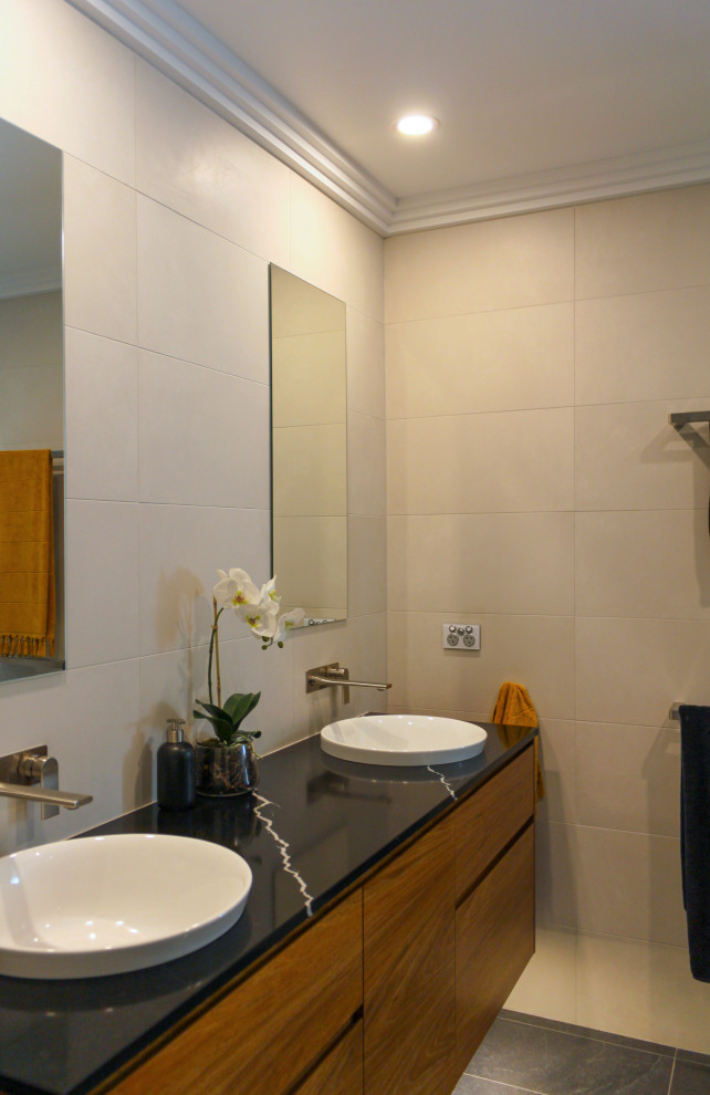 Imagen de cuarto de baño doble y flotante actual con lavabo sobreencimera y encimera de mármol