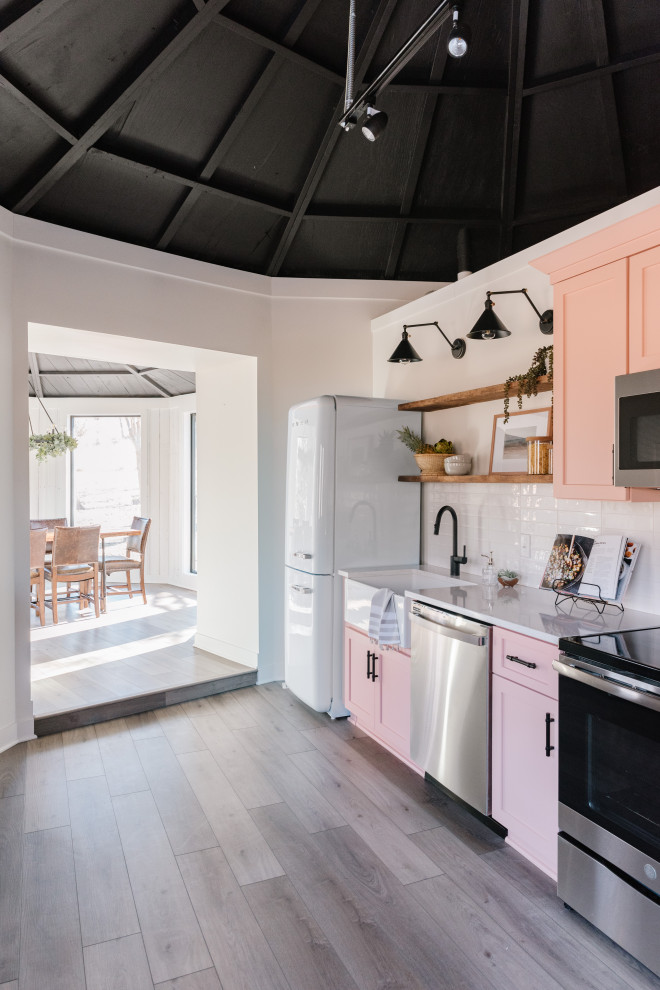 Transitional kitchen photo in Omaha