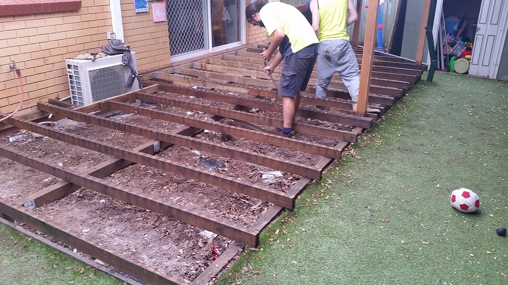 Deck - small modern backyard deck idea in Sydney