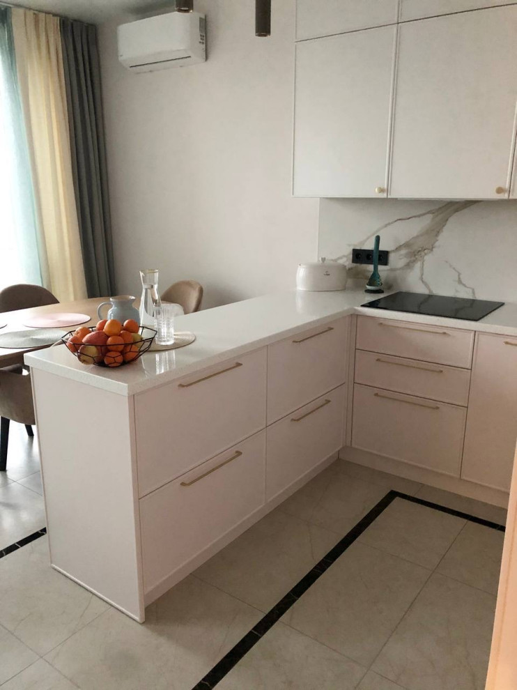 Нежная кухня в пудровых оттенках