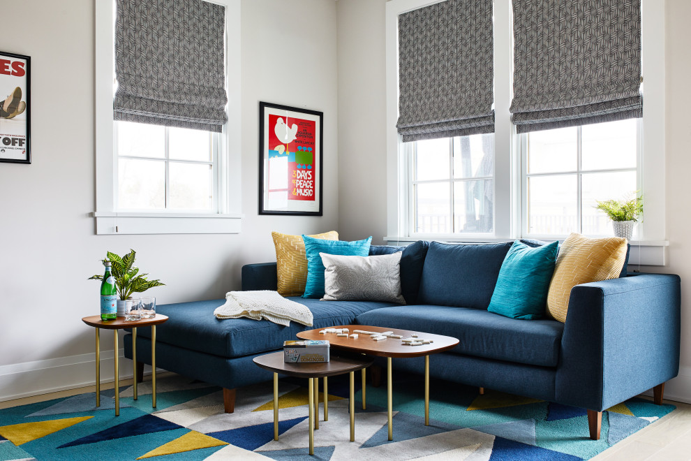 Foto di un soggiorno minimalista con pareti beige, parquet chiaro e pavimento beige