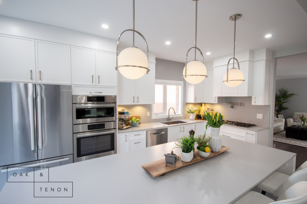 Inspiration for a transitional home design remodel in Toronto