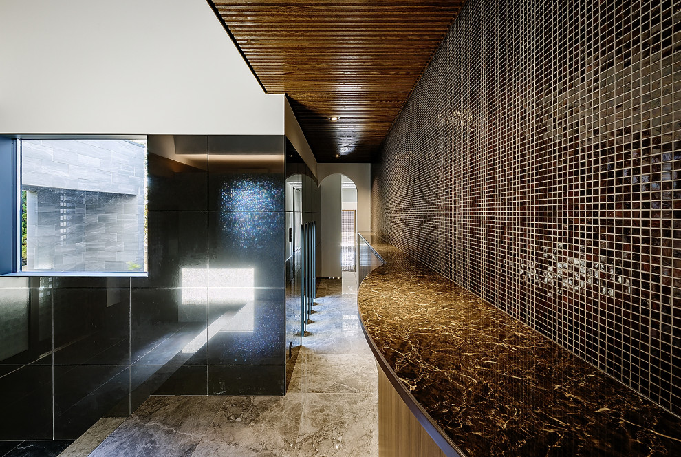 Immagine di un ampio corridoio minimalista con pareti marroni, pavimento con piastrelle in ceramica, una porta scorrevole, una porta nera, pavimento grigio e soffitto a cassettoni