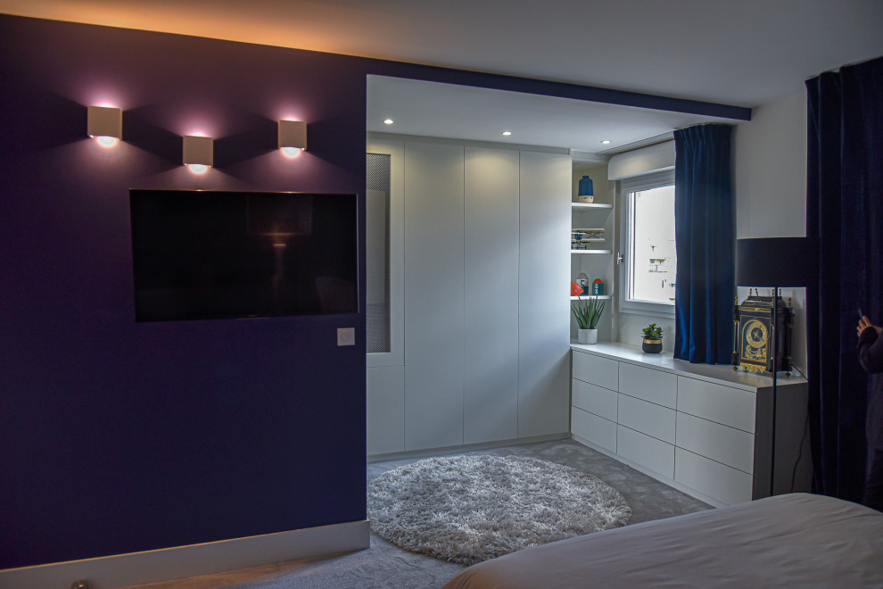 Стильный дизайн: хозяйская спальня среднего размера в стиле модернизм с фиолетовыми стенами, серым полом и многоуровневым потолком - последний тренд