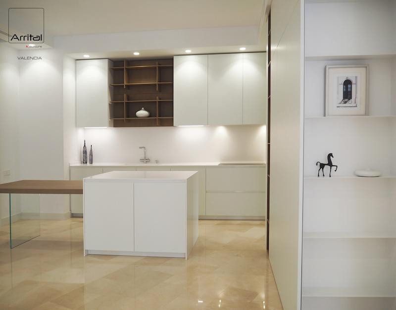 Design ideas for a large contemporary kitchen in Valencia with with island.
