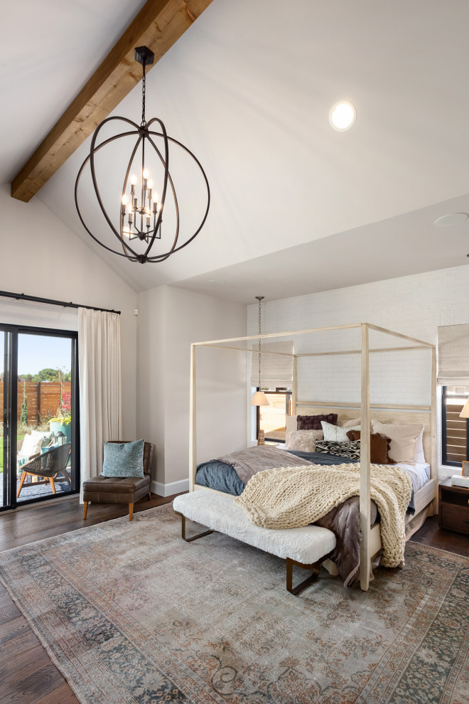 Diseño de dormitorio principal y gris campestre grande con paredes grises, suelo de madera oscura, suelo marrón y ladrillo
