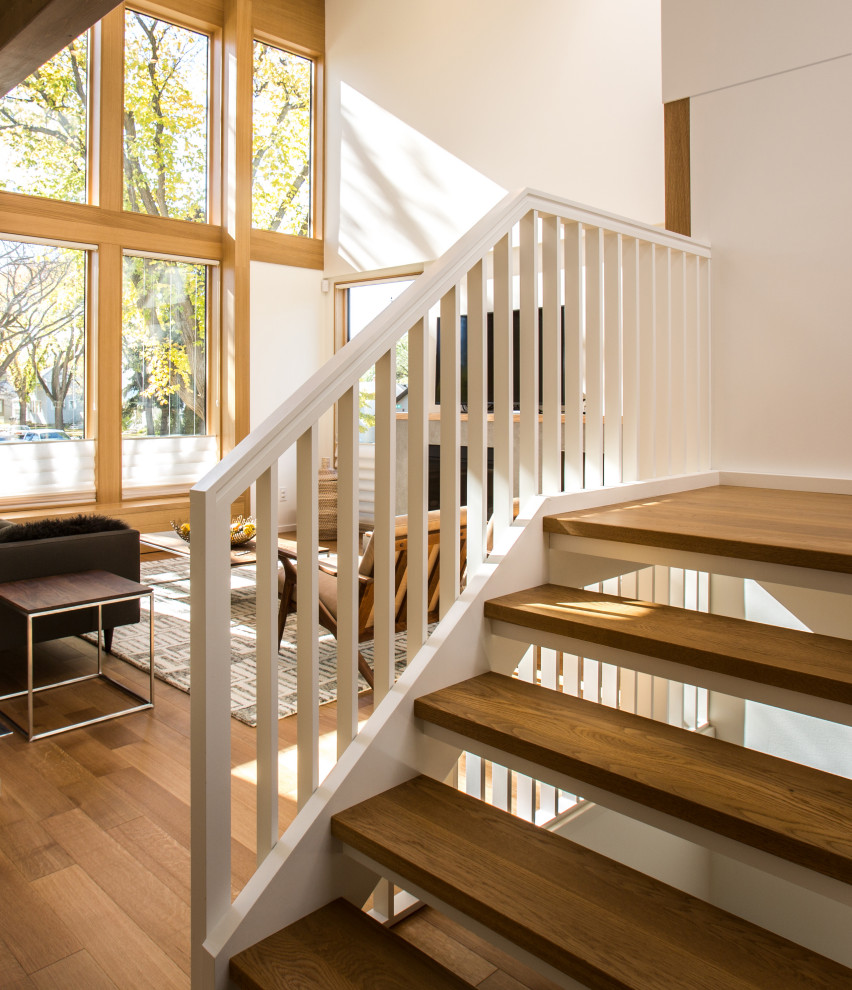 Idée de décoration pour un escalier sans contremarche minimaliste en U avec des marches en bois et un garde-corps en bois.