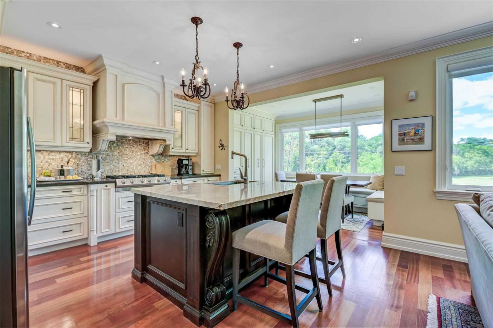 Inspiration for a transitional home design remodel in Toronto