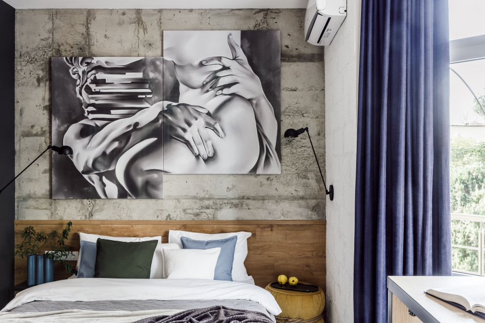 Immagine di una camera da letto industriale con pareti grigie, pavimento in laminato, pavimento beige e pannellatura