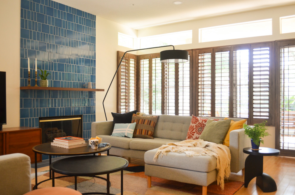 Example of a transitional living room design in Orange County