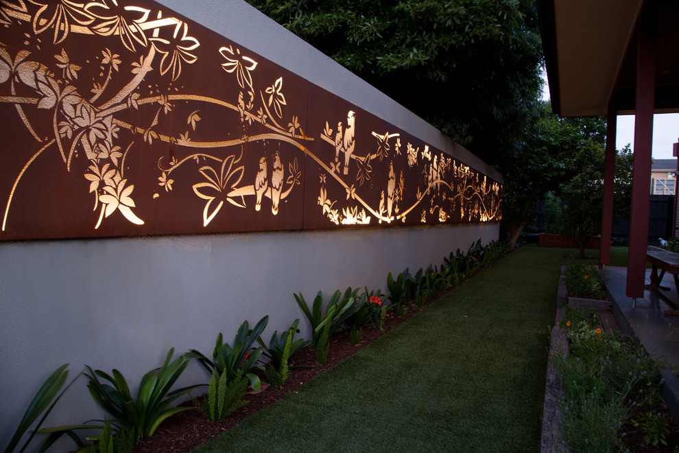 Esempio di un giardino xeriscape design esposto a mezz'ombra di medie dimensioni e dietro casa in primavera con pavimentazioni in pietra naturale