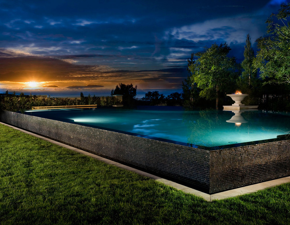 Inspiration for a mid-sized contemporary backyard custom-shaped infinity pool in Los Angeles.