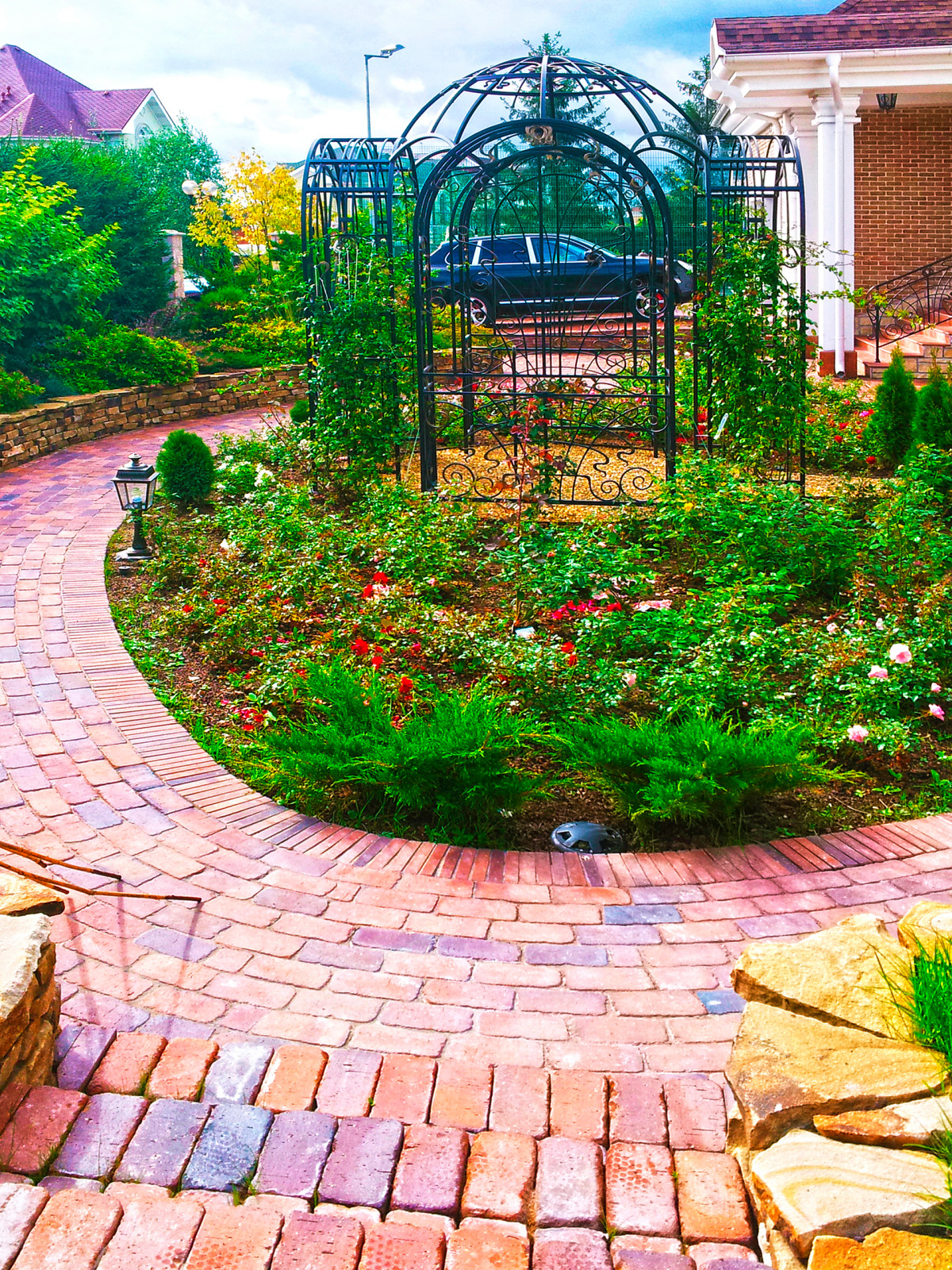 Розарий в ландшафтном проекте участка.