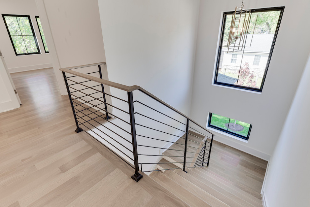 Foto de escalera suspendida contemporánea de tamaño medio con barandilla de metal