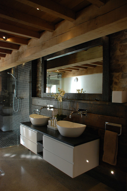 Grade II* Listed Medieval Barn Conversion, Cornwall rustikt-badevaerelse