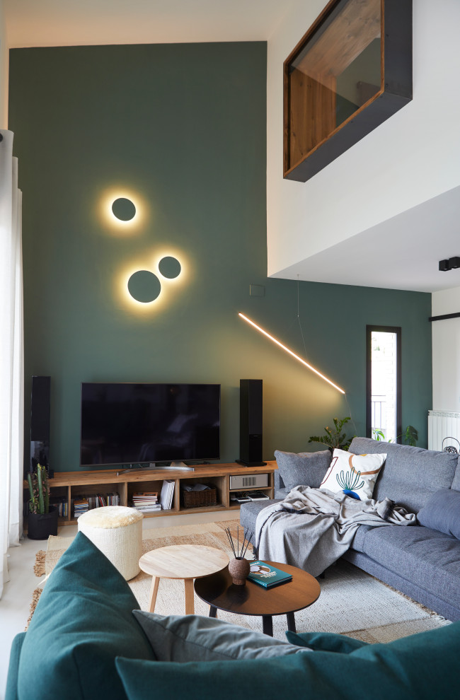 Foto de sala de estar urbana con paredes verdes, chimenea lineal y suelo beige