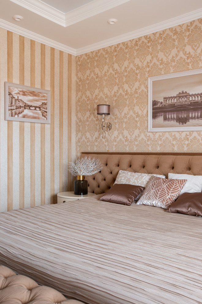 На фото: спальня среднего размера в стиле неоклассика (современная классика) с обоями на стенах и акцентной стеной