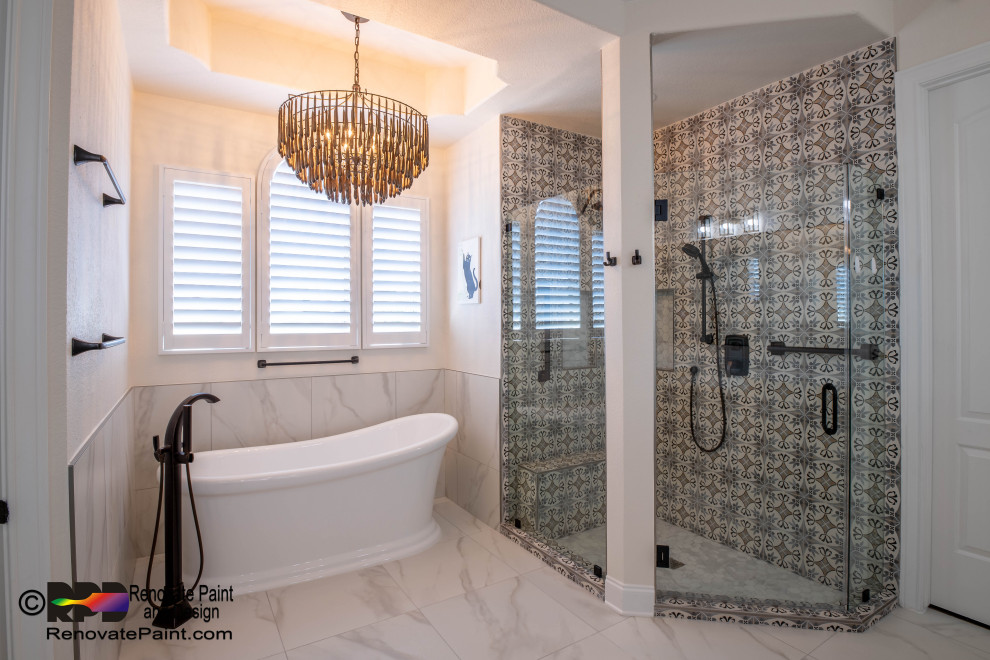 Стильный дизайн: главная ванная комната в современном стиле с фасадами в стиле шейкер, бежевыми фасадами, отдельно стоящей ванной, угловым душем, унитазом-моноблоком, белой плиткой, керамической плиткой, бежевыми стенами, полом из керамогранита, врезной раковиной, столешницей из кварцита, белым полом, душем с распашными дверями, белой столешницей, нишей, тумбой под две раковины, встроенной тумбой и сводчатым потолком - последний тренд