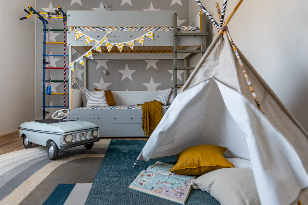 Ispirazione per una cameretta per bambini da 4 a 10 anni design di medie dimensioni con pareti grigie, pavimento in vinile, pavimento marrone e carta da parati