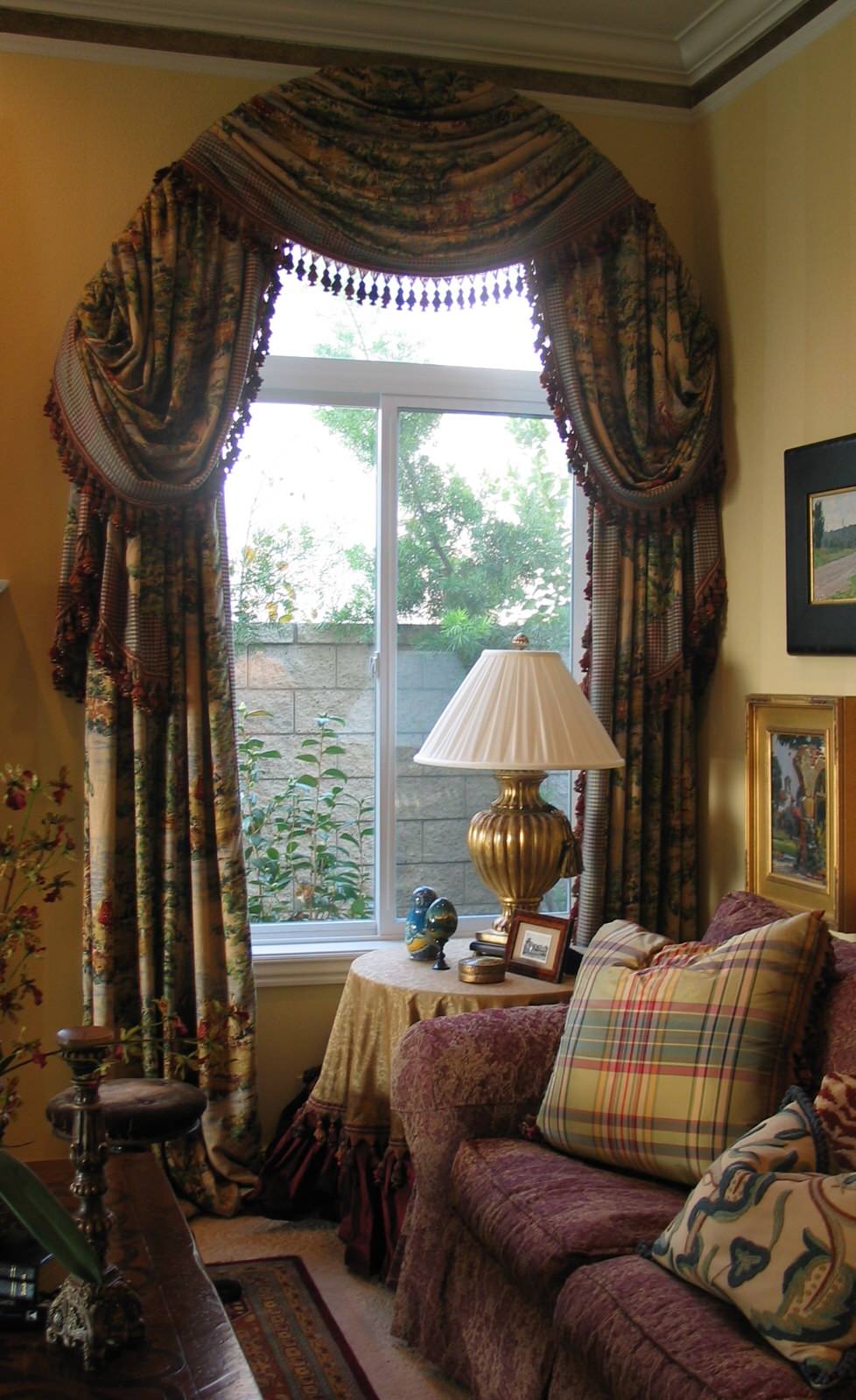 Traditional Living Room Drapery Treatments and Furnishings