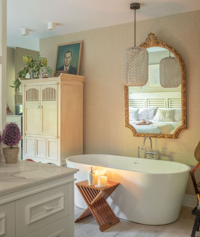 Exempel på ett stort klassiskt beige beige en-suite badrum, med luckor med upphöjd panel, vita skåp, ett fristående badkar, en vägghängd toalettstol, beige väggar, laminatgolv, ett undermonterad handfat, en dusch i en alkov, marmorbänkskiva, brunt golv och dusch med gångjärnsdörr