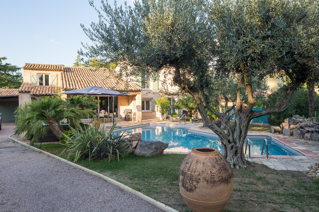 Restauration d'une maison &agrave; St Rapha&euml;l mediterranean-pool