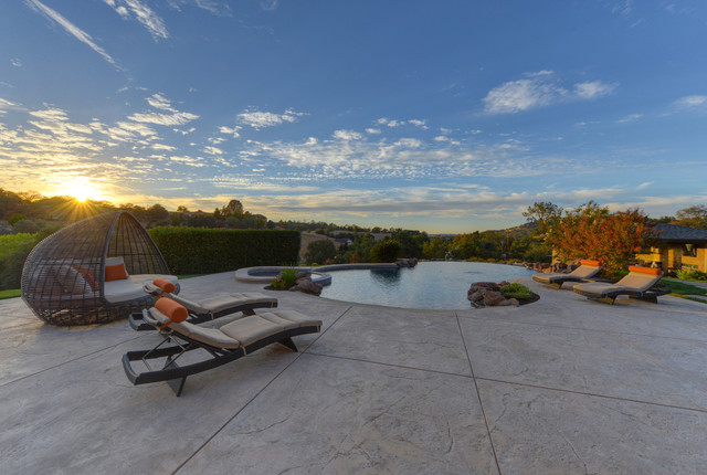 The Backyard modern-pools