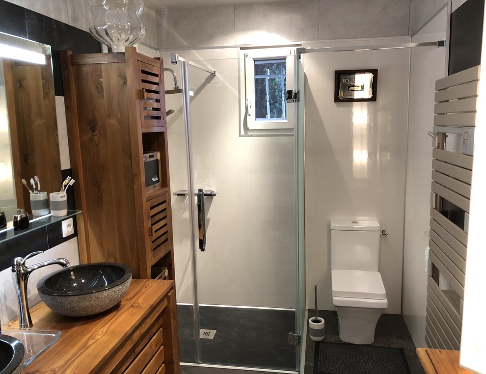 Design ideas for a small modern 3/4 bathroom in Marseille with a curbless shower, gray tile, ceramic tile, grey walls, laminate floors, a vessel sink, granite benchtops, multi-coloured floor and multi-coloured benchtops.