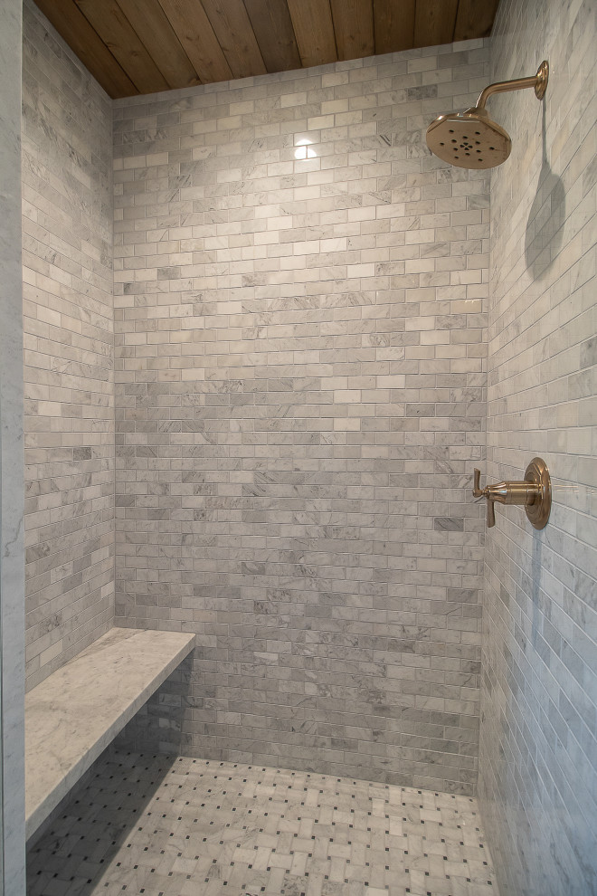 Exemple d'une grande salle de bain principale chic avec une douche ouverte, un carrelage multicolore, une cabine de douche à porte battante, meuble simple vasque, meuble-lavabo encastré et un plafond en bois.