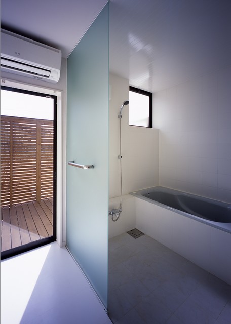 合歓の木のある家 japanisch-badezimmer