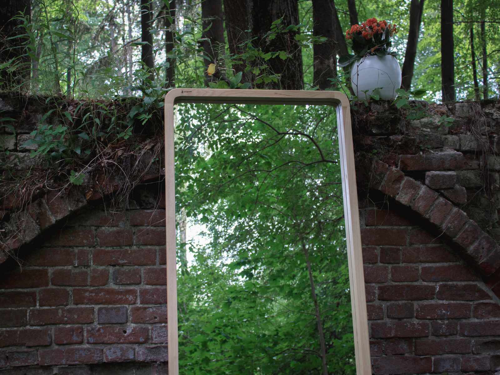 Зеркало в раме из ясеня