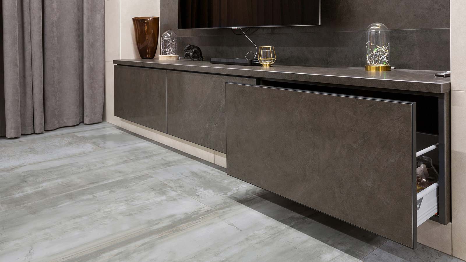 Кухня-гостиная из керамики, текстуры камень, цемент, металл