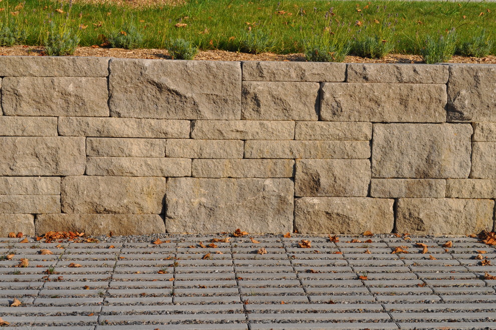Große, Schattige Moderne Gartenmauer im Herbst, hinter dem Haus mit Natursteinplatten in Sonstige