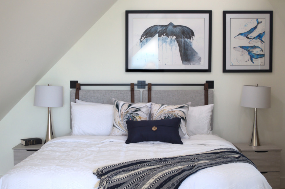 Esempio di una camera da letto stile loft stile marino di medie dimensioni con pareti bianche, parquet chiaro, nessun camino, pavimento beige e travi a vista