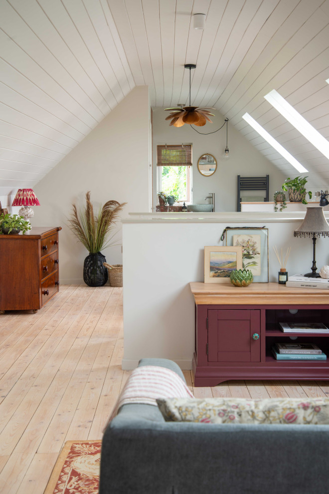 Cette image montre un salon nordique de taille moyenne et ouvert avec un mur blanc, parquet clair, un plafond en lambris de bois, éclairage et du lambris de bois.