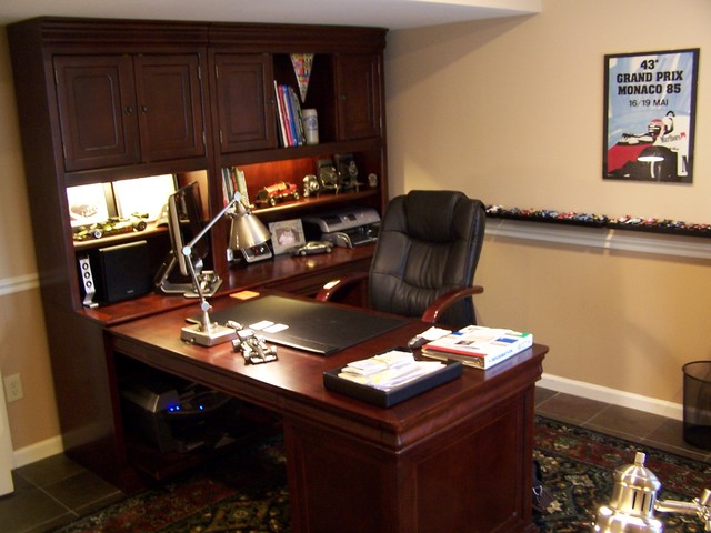 Spacious Basement  Office minimalistisch-arbeitszimmer