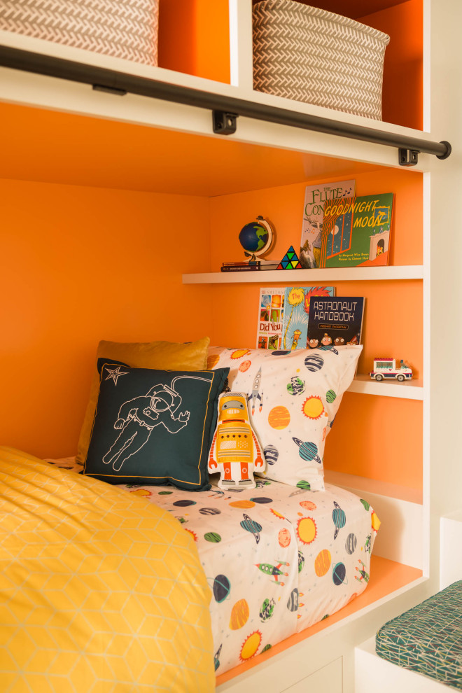 На фото: нейтральная детская среднего размера в современном стиле с спальным местом, бежевыми стенами и темным паркетным полом с