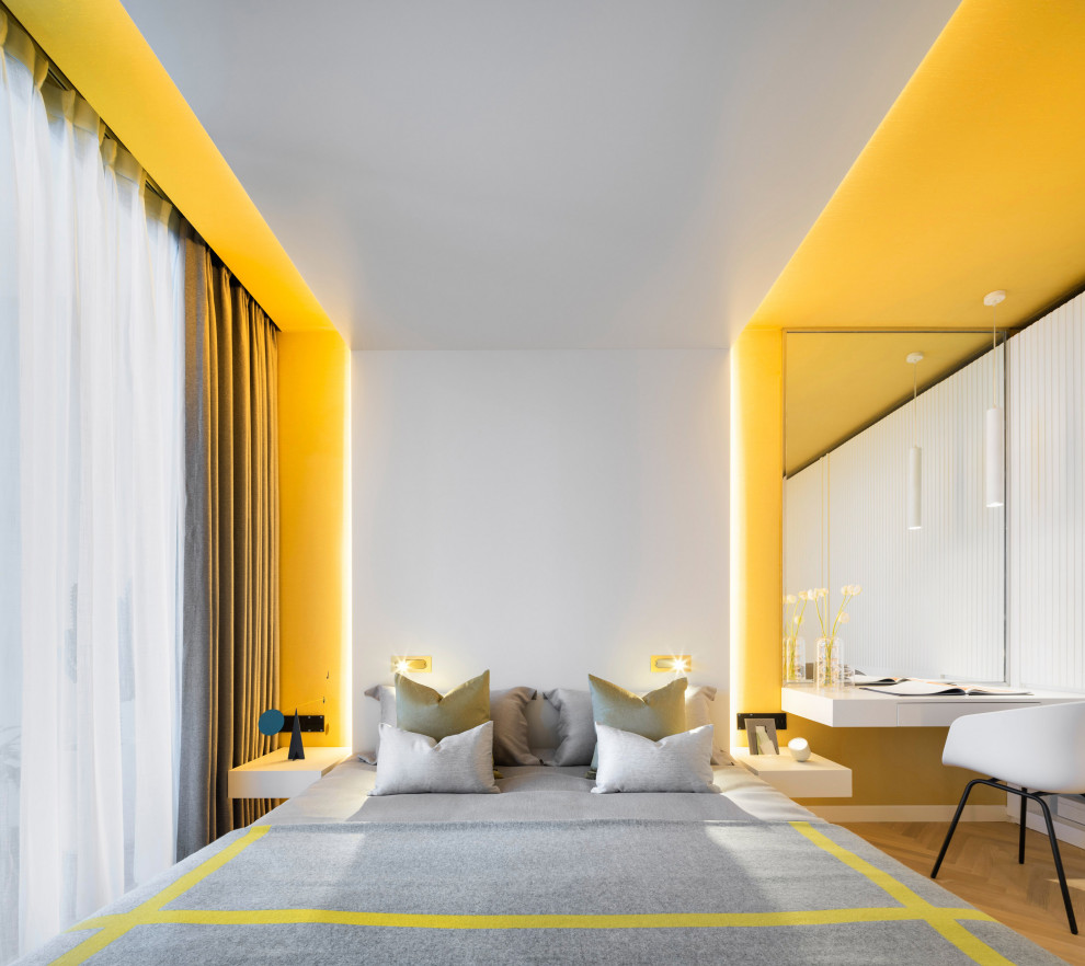 Idee per una camera da letto contemporanea con pareti gialle, pavimento in legno massello medio e pavimento marrone
