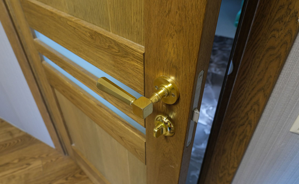 Деревянные современные окна для загородных домов