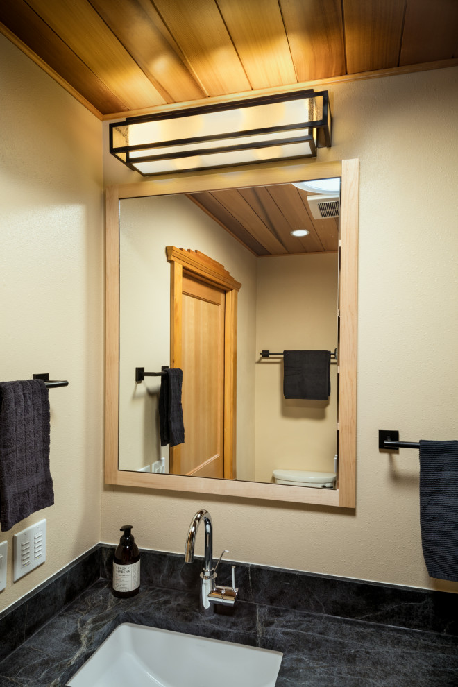 Idéer för att renovera ett litet funkis svart svart badrum, med luckor med infälld panel, skåp i mellenmörkt trä, en kantlös dusch, beige väggar, klinkergolv i porslin, ett undermonterad handfat, marmorbänkskiva, grått golv och med dusch som är öppen