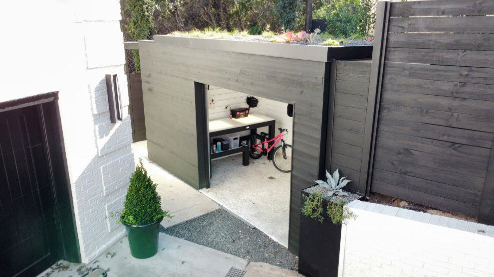 Стильный дизайн: маленький отдельно стоящий гараж в стиле модернизм с мастерской для на участке и в саду - последний тренд